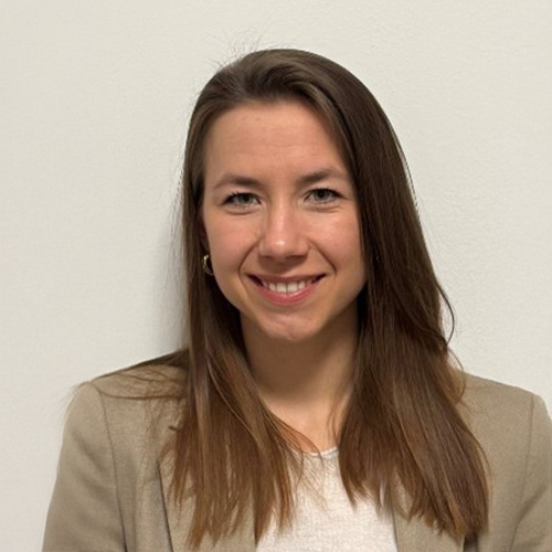 Porträt von Lisa Wanka vor neutralem Hintergrund, frontal aufgenommen.