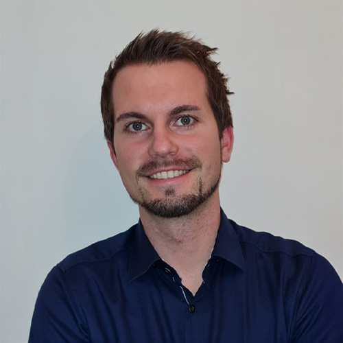 Porträt von Lisa Wanka vor neutralem Hintergrund, frontal aufgenommen.